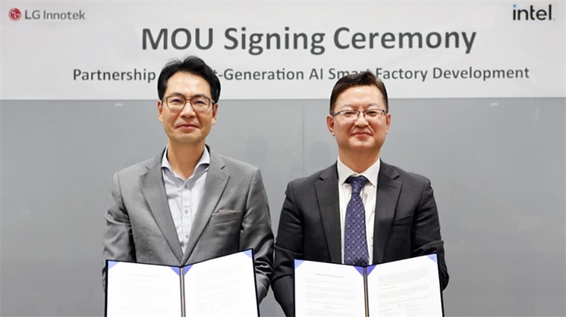 At the MOU signing ceremony held at LG Innotek's headquarters in Magok, Seoul, Lee Sang-seok, Head of the Production Innovation Center at LG Innotek (right), and Kim Hyun-jun, Head of Intel Korea's Sales Division (left), pose for a commemorative photo. (Source: LG Innotek)