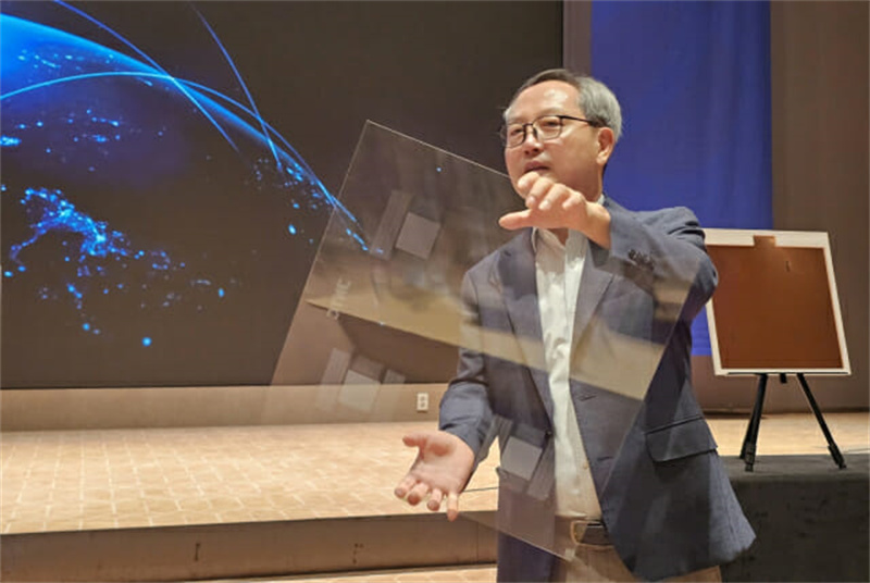  JNT Group Chairman Sang-Wook Jang demonstrates the durability of the company’s glass substrates, claiming they "won't crack or break."